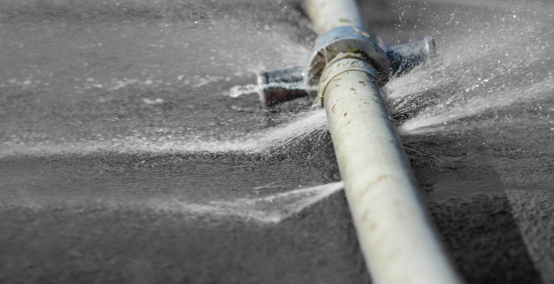 fuite-eau-par-trou-tuyau-industriel_176124-21